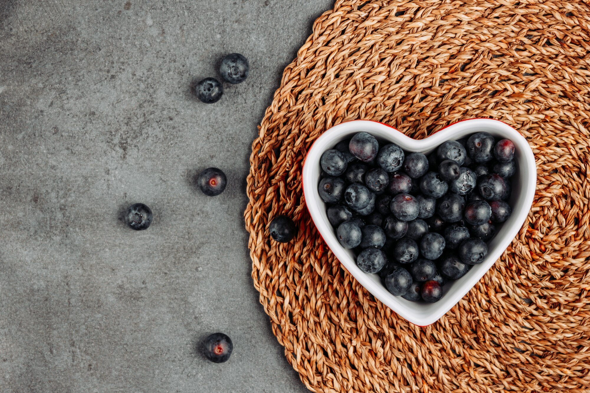 Buah beri ungu segar kaya antioksidan untuk kesehatan mata